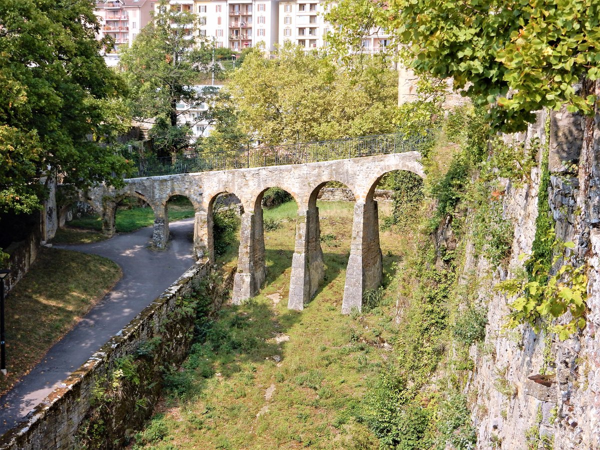 Neuchtel, antike Passerelle in der Schlossanlage, Baujahr 1765 (diente eigentlich als Aqudukt der Schlossbrunnen) - 08.09.2017