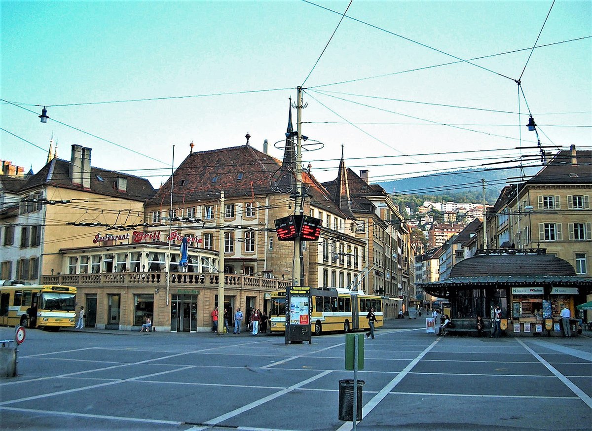 Neuchtel, Place Pury mit Jugendstil-Kiosk - August 2005