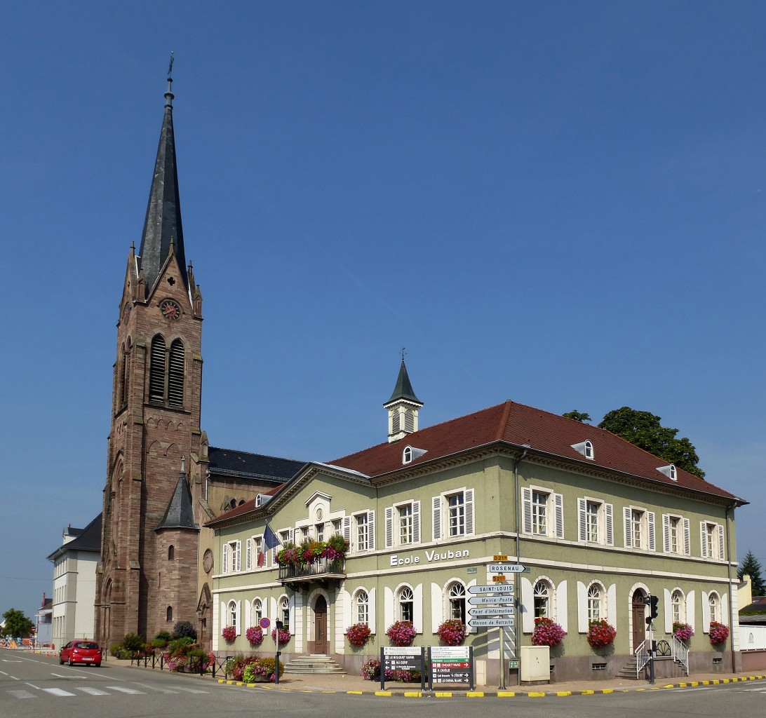 Neudorf (Village-Neuf), die Kirche St.Nikolaus mit 60m hohem Turm, davor das Schulgebude, Aug.2015