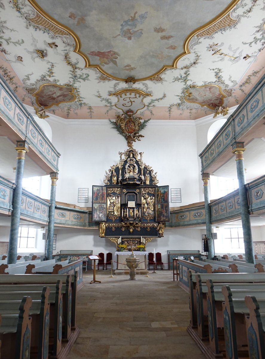 Neudrossenfeld, Innenraum der Markgrafenkirche Hl. Dreifaltigkeit, Kanzelaltar von Johann Georg Brenck, die reich geschmckte Decke wurde 1756 von Wilhelm Ernst Wunder erschaffen, Deckenstuck aus dem Jahr 1759 von Giovanni Battista Pedrozzi (16.04.2019)