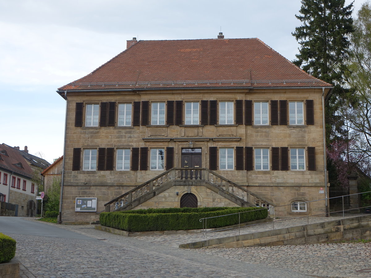 Neudrossenfeld, Pfarrhaus, Zweigeschossiger gegliederter Sandsteinquaderbau, erbaut von 1764 bis 1765 von Carl Philipp Christian von Gontard (16.04.2017)