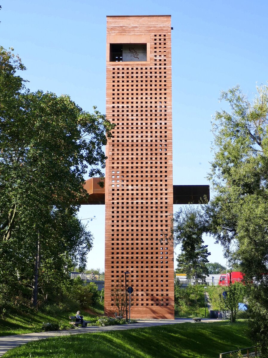 Neuenburg am Rhein, der 35m hohe Bertholdturm wurde 2021-22 im Rahmen der Landesgartenschau als Aussichtsturm und neues Wahrzeichen der Zhringerstadt erbaut, Sepr.2023