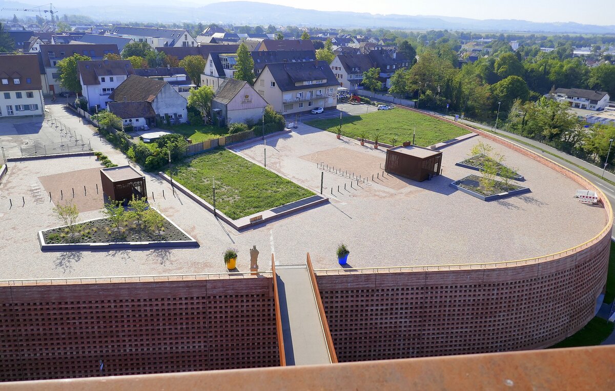 Neuenburg am Rhein, Blick vom 35m hohen Bertholdturm auf den Mnsterplatz, darunter befindet sich ein Parkhaus, alles wurde im Rahmen der 2022 stattgefundenen Landesgartenschau neu errichtet, Sept.2023