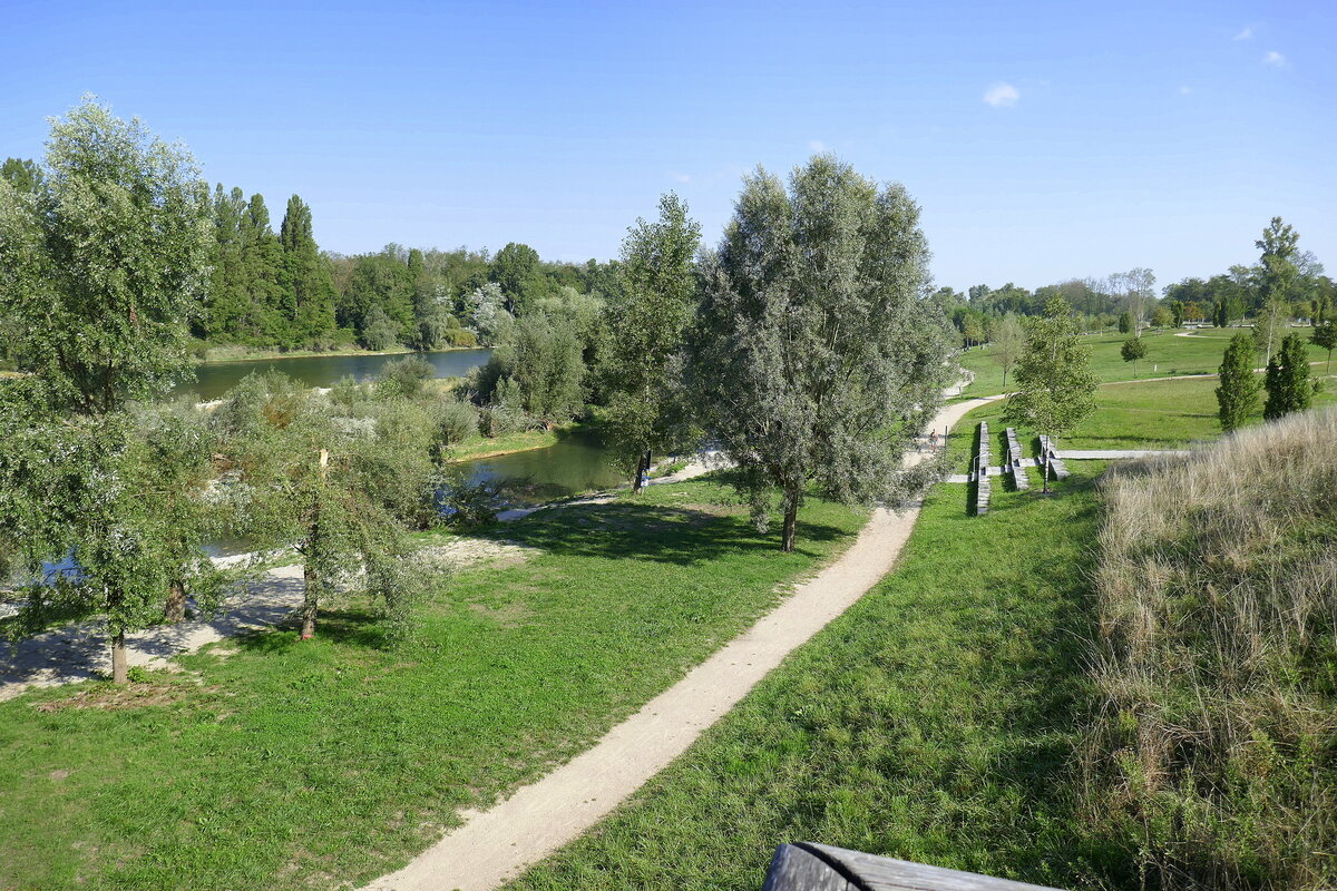 Neuenburg am Rhein, Blick von der Aussichtsterrasse am Altrhein auf einen Teil des Landesgartenschaugelndes von 2022, Sept.2023