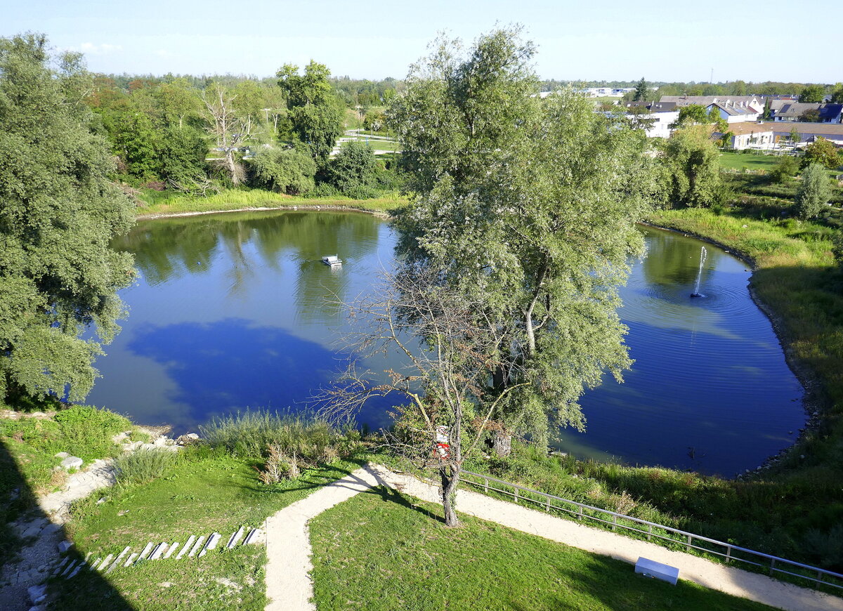 Neuenburg am Rhein, Blick vom Bertholdturm auf den Wuhrlochpark mit dem Wuhrloch, einem berbleibsel eines ehemaligen Rheinarmes, Sept.2023