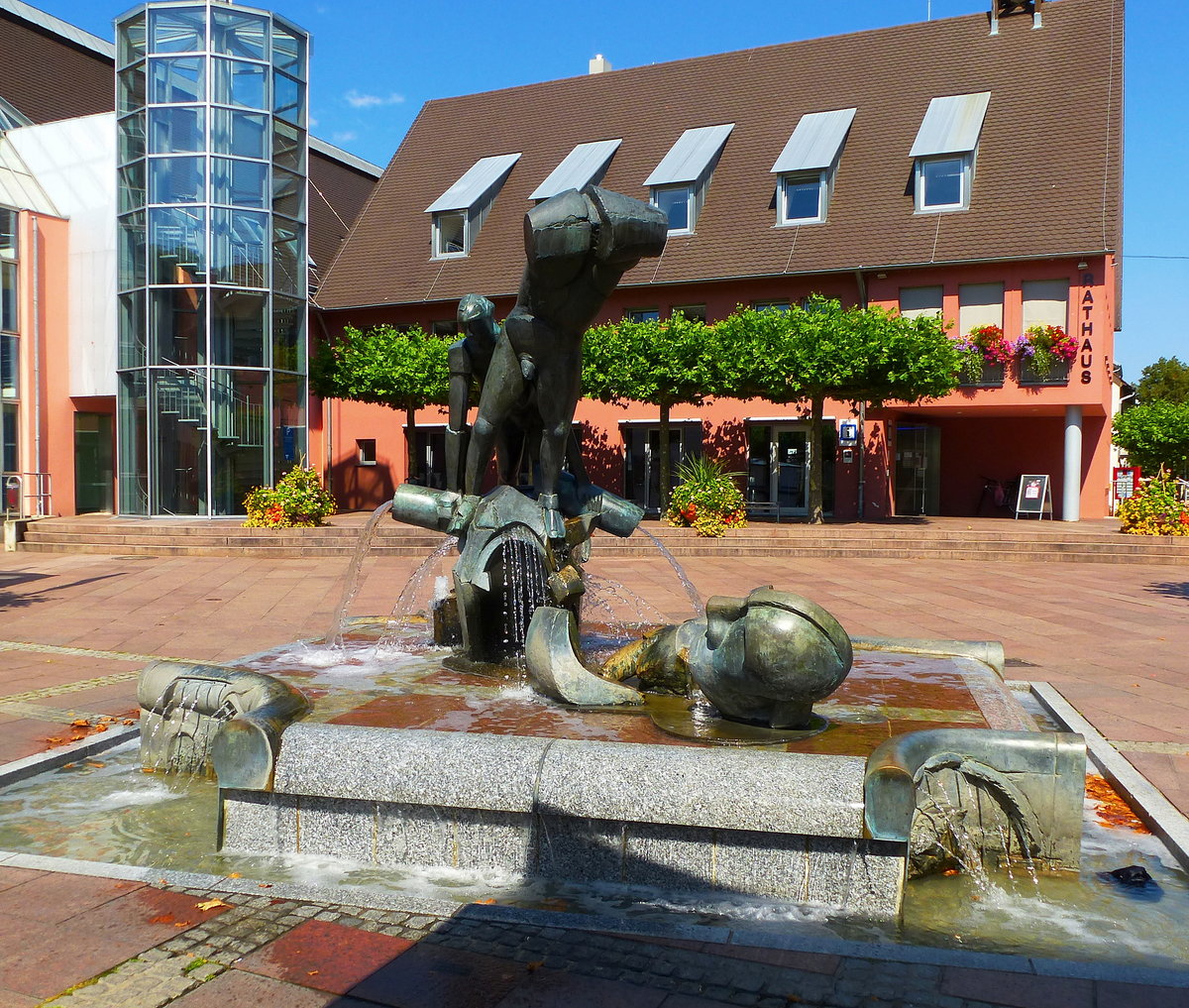 Neuenburg am Rhein, Brunnenanlage auf dem Rathausplatz, dahinter das Rathaus, Aug.2015