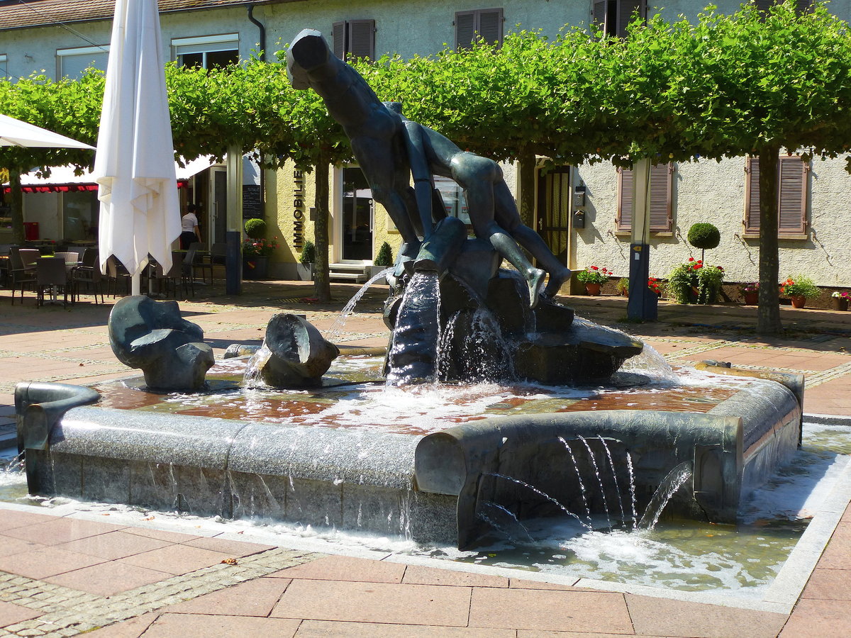 Neuenburg am Rhein, Brunnenanlage auf dem Rathausplatz, Aug.2015