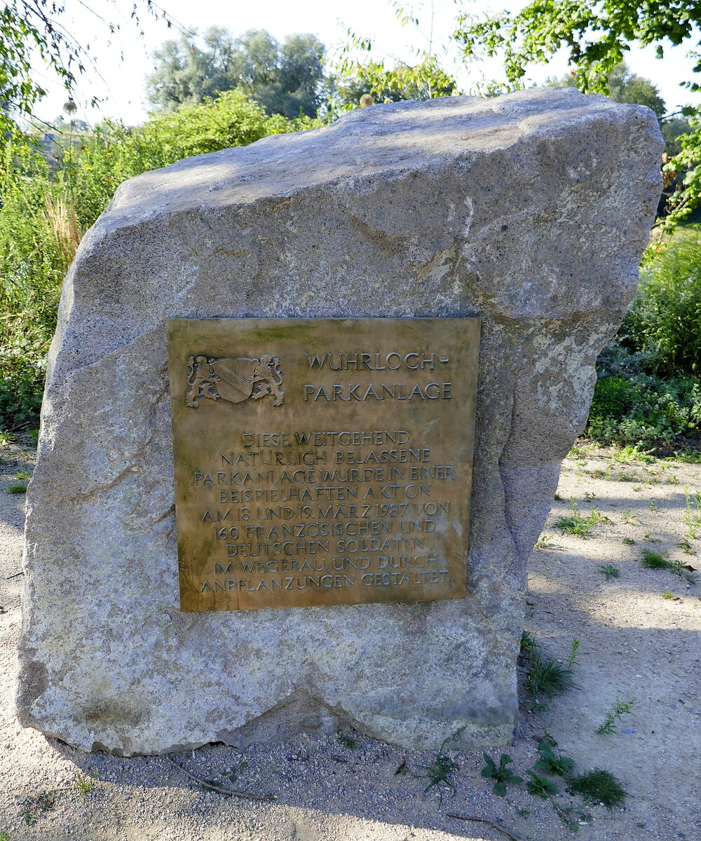 Neuenburg am Rhein, Gedenkstein im Wuhrlochpark, der 1987 erffnet wurde und zur LGS 2022 umgestaltet wurde, Sept.2023