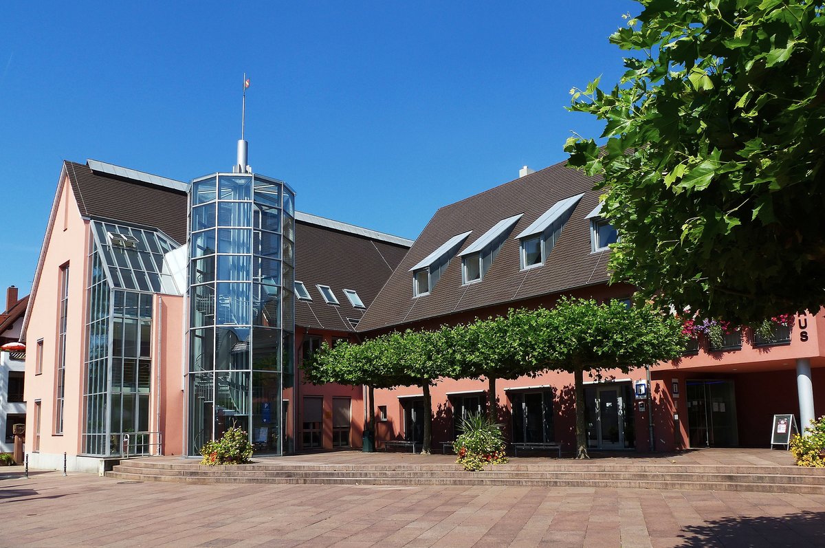 Neuenburg am Rhein, das Rathaus der Kleinstadt im Markgrflerland mit ber 12.000 Einwohnern, Aug.2015