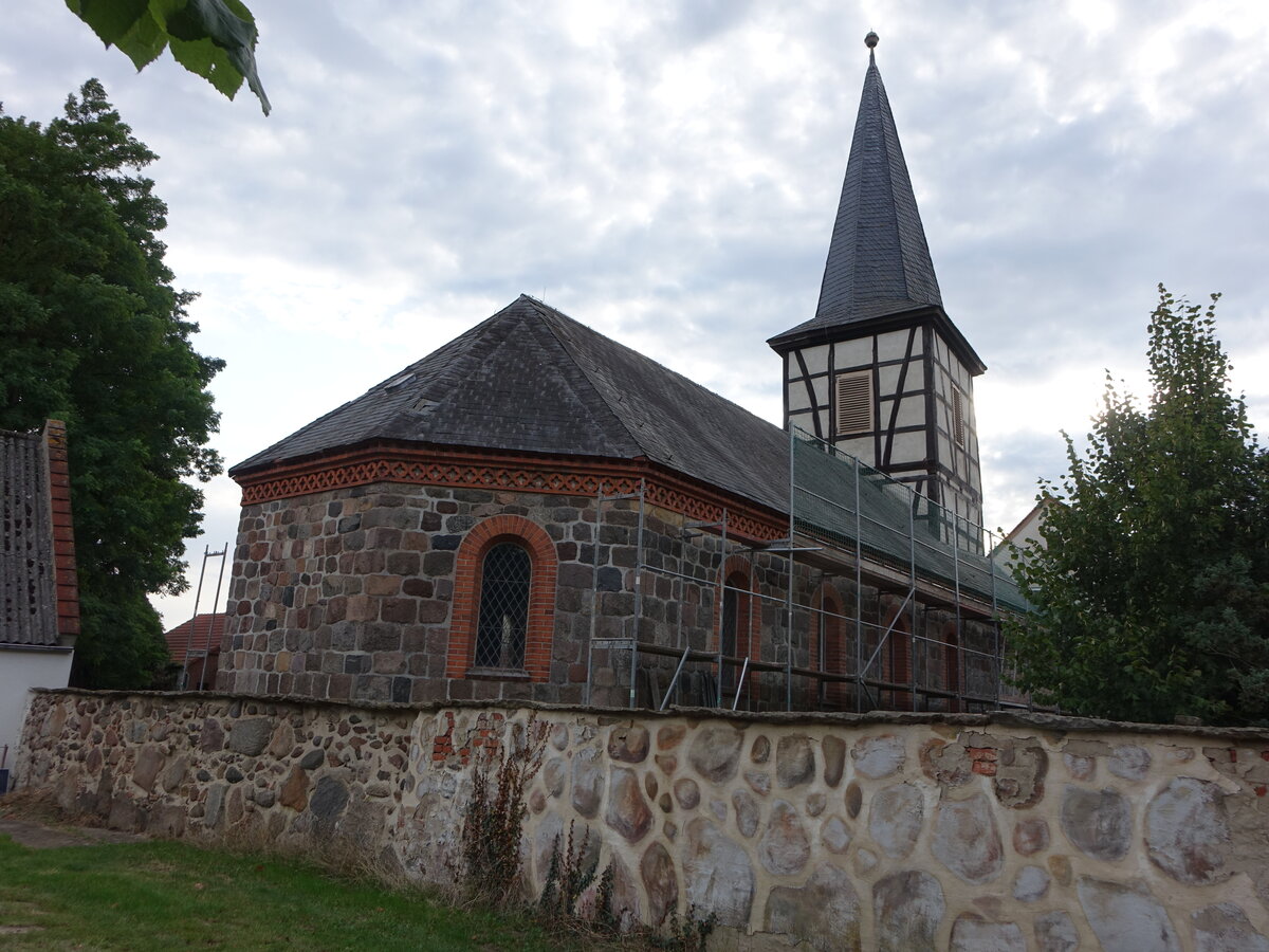Neuendorf am Damm, evangelische Kirche, erbaut 1842 aus Findlingssteinen (12.08.2025)