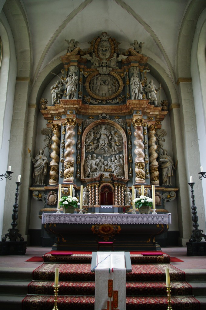 Neuenheerse, Hochaltar von 1705 der Stiftskirche St. Saturnina (10.05.2010)