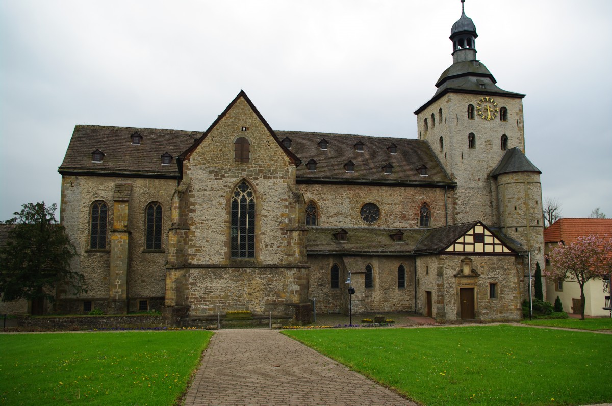 Neuenheerse, Stiftskirche St. Saturnina, erbaut von 1107 bis 1131, Sulenbasilika, 
Umbau im 14. Jahrhundert zu einer gotischen Hallenkirche, barocke Ausstattung (10.05.2010)