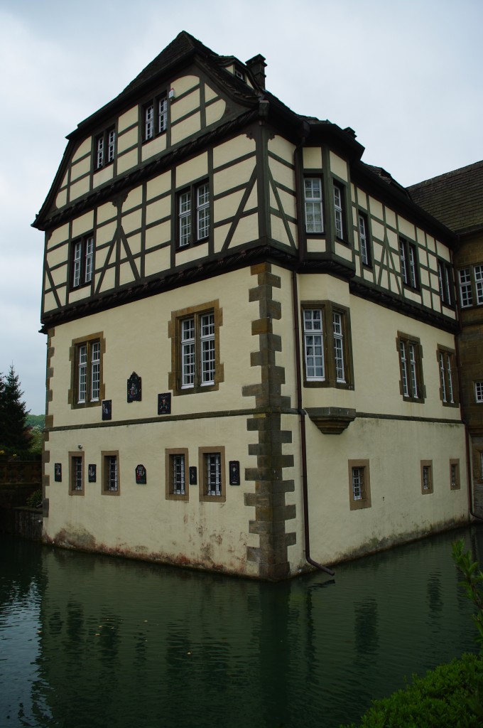 Neuenheerse, Wasserschloss Heerse, ehem. adliges Damenstift, heute Museum fr Natur- und Vlkerkunde (10.05.2010)