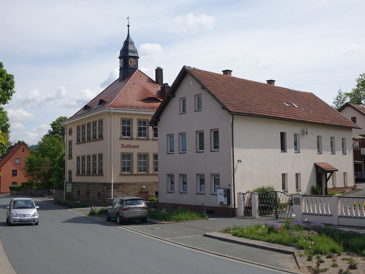 Neuenmarkt, Rathaus und Ev. Gemeindehaus am Rathausplatz (21.05.2016)