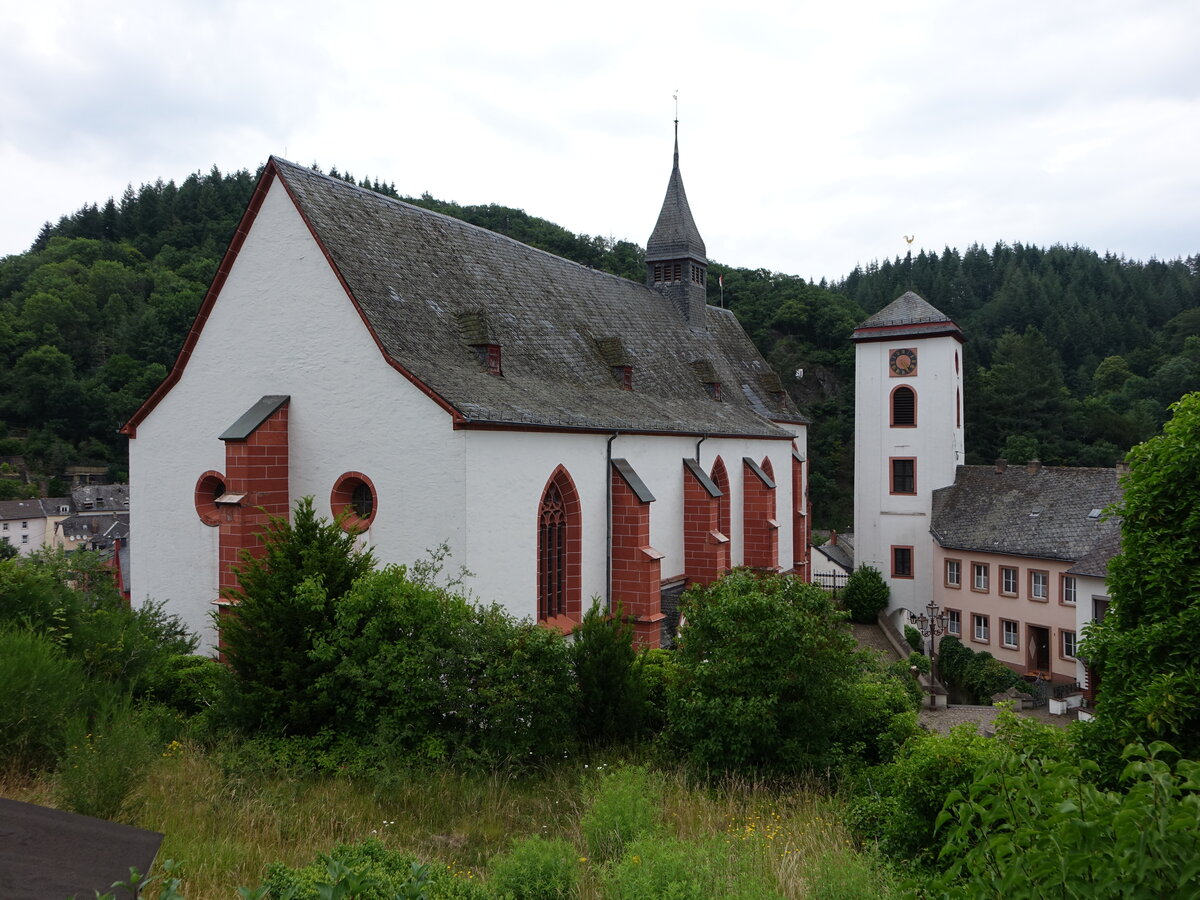 Neuerburg, kath. Pfarrkirche St. Nikolaus, sptgotisch erbaut ab 1492, erweitert von 1912 bis 1913 durch den Architekten Julius Wirtz (22.06.2022)
