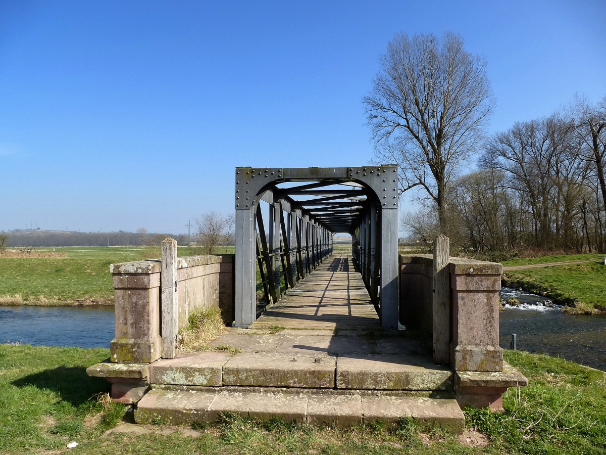 Neuershausen, das ehemalige Stellwehr am Dreisamkanal wird als bergang fr Fugnger und Radfahrer genutzt, Mrz 2014