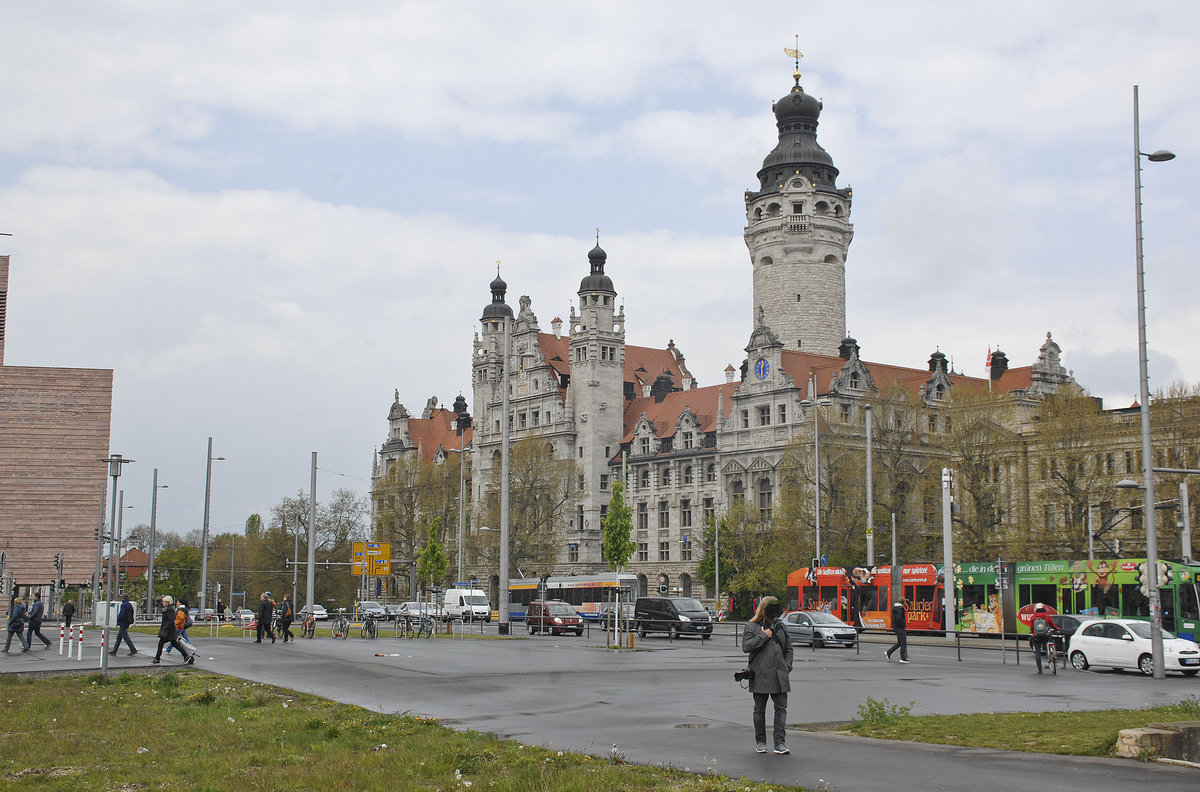 Neues Rathaus in Leipzig vom Wilhelm-Leuschner-Platz aus gesehen. Aufnahme: 29. April 2017.