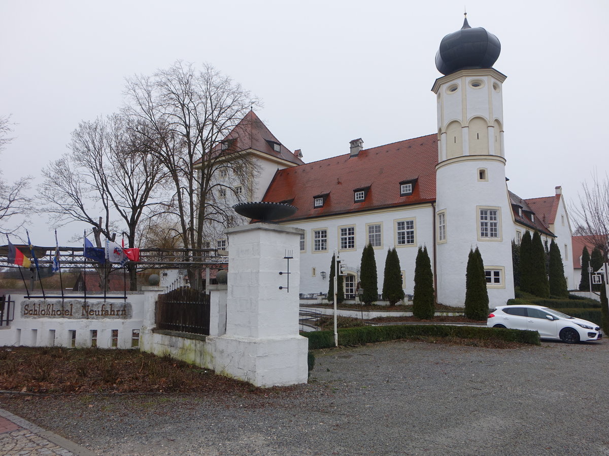 Neufahrn, ehem. Schloss,  zweigeschossige Vierflgelanlage um einen Innenhof, 16. Jahrhundert, ber mittelalterlichem Grundriss, heute Hotel (28.02.2017)