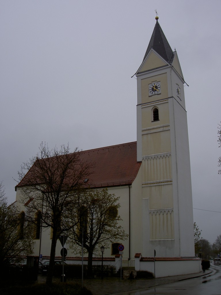 Neufahrn, Pfarrkirche Hl. Geist und Wilgefortis, sptgotisch, erbaut von 1433 bis 
1494, barockisiert 1715 (15.04.2012)