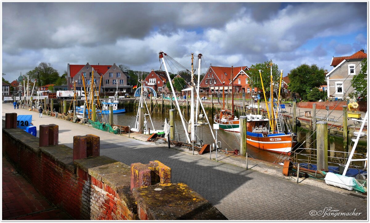 Neuharlingersiel, dass Fischerdorf an der Nordsee. Von hier fahren die Fhrschiffe zur Insel Spiekeroog. Aufnahme Ende Mai 2023.