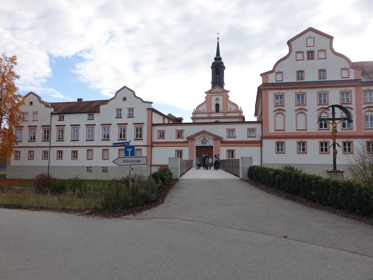 Neuhaus am Inn, Schloss und kath. Dreifaltigkeitskirche, Schloss erbaut von 1750 bis 1752, Kirche erbaut 1904 (21.10.2018)