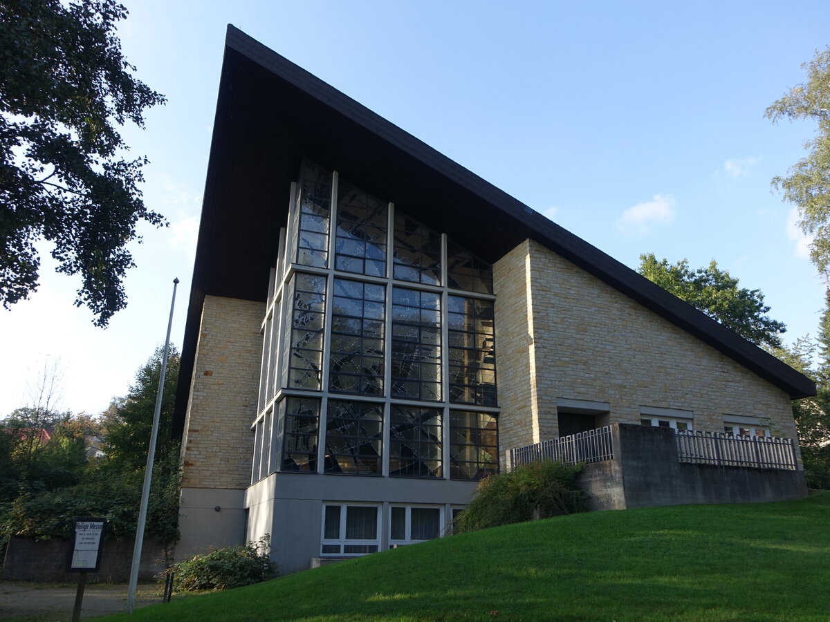 Neuhaus im Solling, kath. Pfarrkirche St. Benedikt, erbaut von 1974 bis 1976 (30.09.2023)