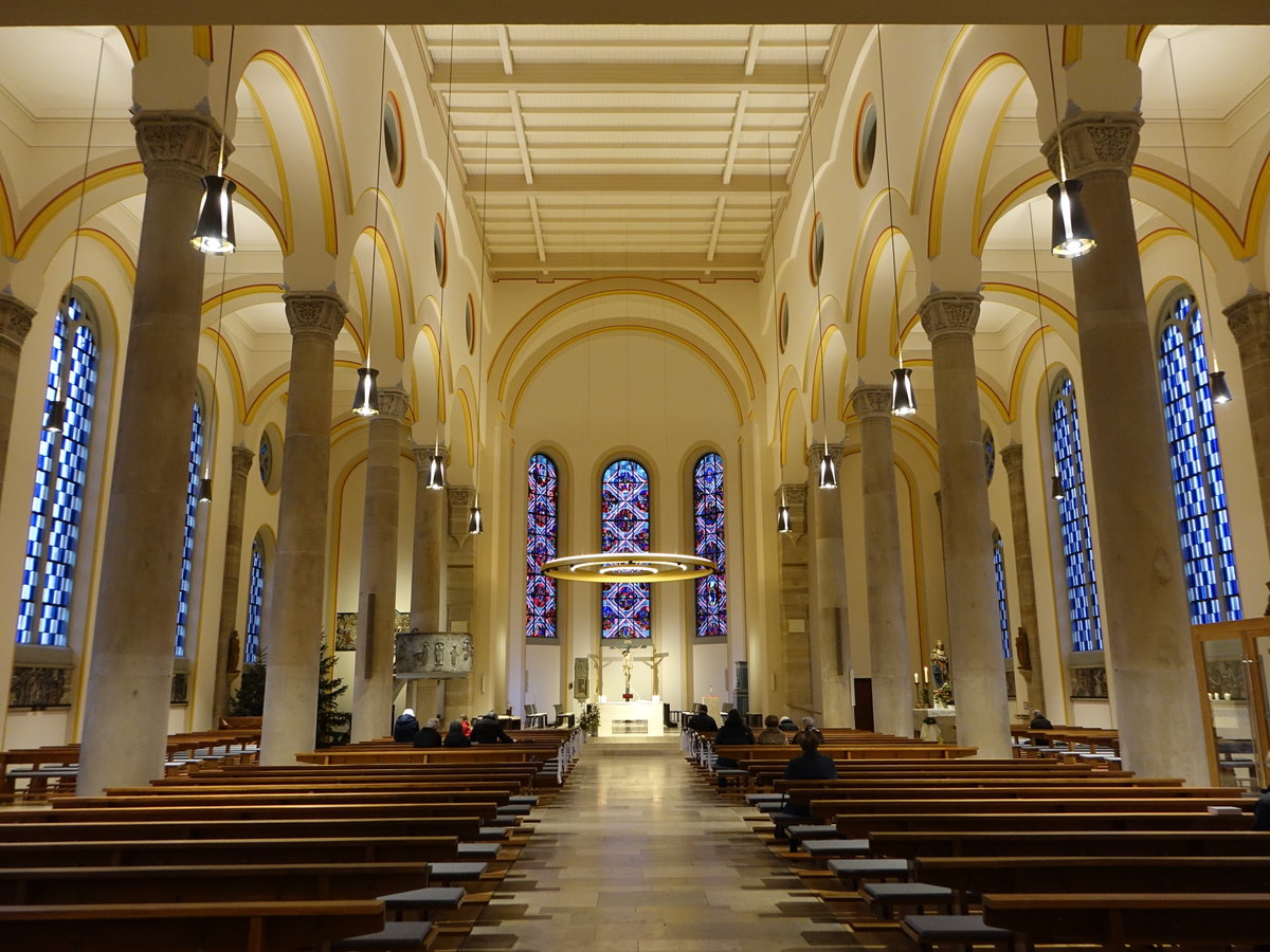 Neuhausen, neugotischer Innenraum der St. Petrus und Paulus Kirche, Chorfenster von Wilhelm Geyer (03.02.2019)