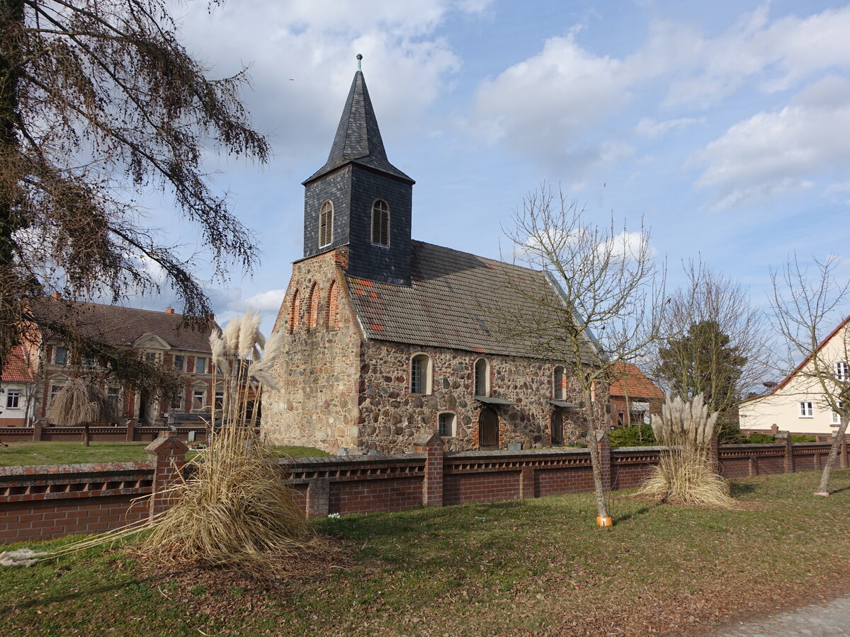 Neuhof, evangelische Dorfkirche, sp�tgotischer Bau aus dem 14. Jahrhundert (10.03.2026)