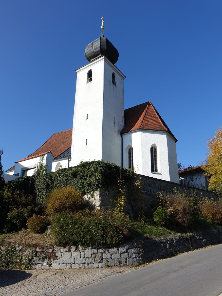 Neuhofen, kath. Pfarrkirche Vierzehn Nothelfer, Saalkirche mit Polygonalchor und Chorflankenturm, erbaut um 1500 (22.10.2018)