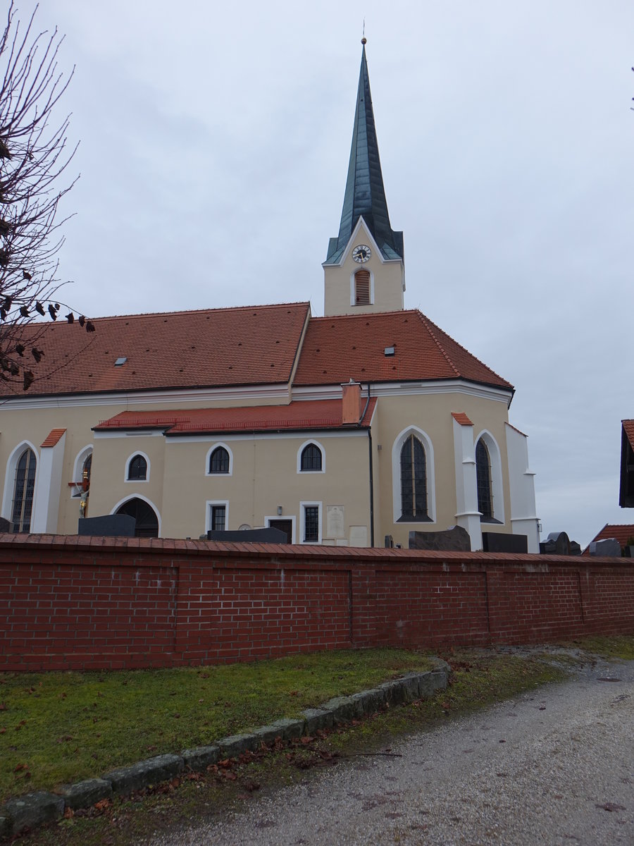 Neuhofen, St. Johannis Kirche, Langhaus und Turmunterbau im Kern 13./14. Jahrhundert, sonst sptgotisch, 1906 verlngert (25.12.2016)