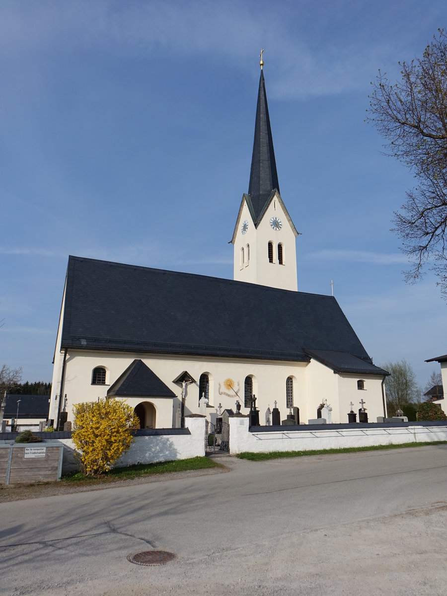 Neukirchen am Simsee, Pfarrkirche St. Johannes Baptist, Saalbau mit Satteldach und Nordturm mit Spitzhelm, Mitte 15. Jahrhundert erbaut, 1716 verlngert, 1750 durch Andreas Vordermayr barockisiert (02.04.2017)