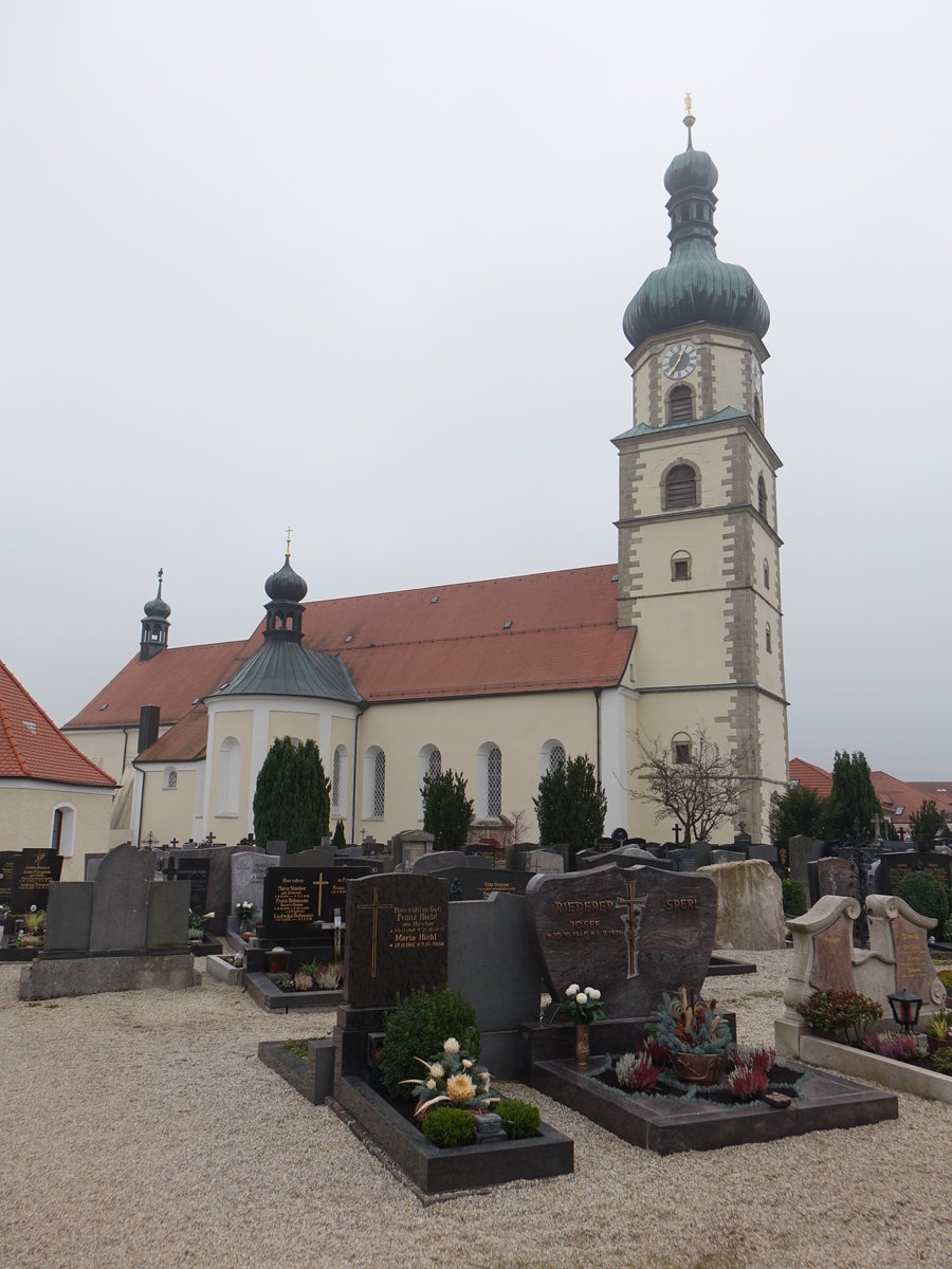 Neukirchen beim Heiligen Blut, katholische Wallfahrts- und Pfarrkirche Mari Geburt zum Heiligen Blut. Kreuzfrmiger Saalbau mit Satteldach und Fassadenturm mit Zwiebelhaube, Langhaus erbaut bis 1610, Kirchturm erbaut von 1690 bis 1695 durch Julius Kolb, Seitenkapellen und Chor erbaut von 1718 bis 1721 (05.11.2017)