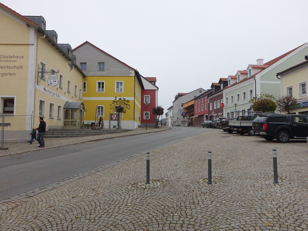 Neukirchen beim Heiligen Blut, Marktplatz mit Gasthof zur Linde (05.11.2017)