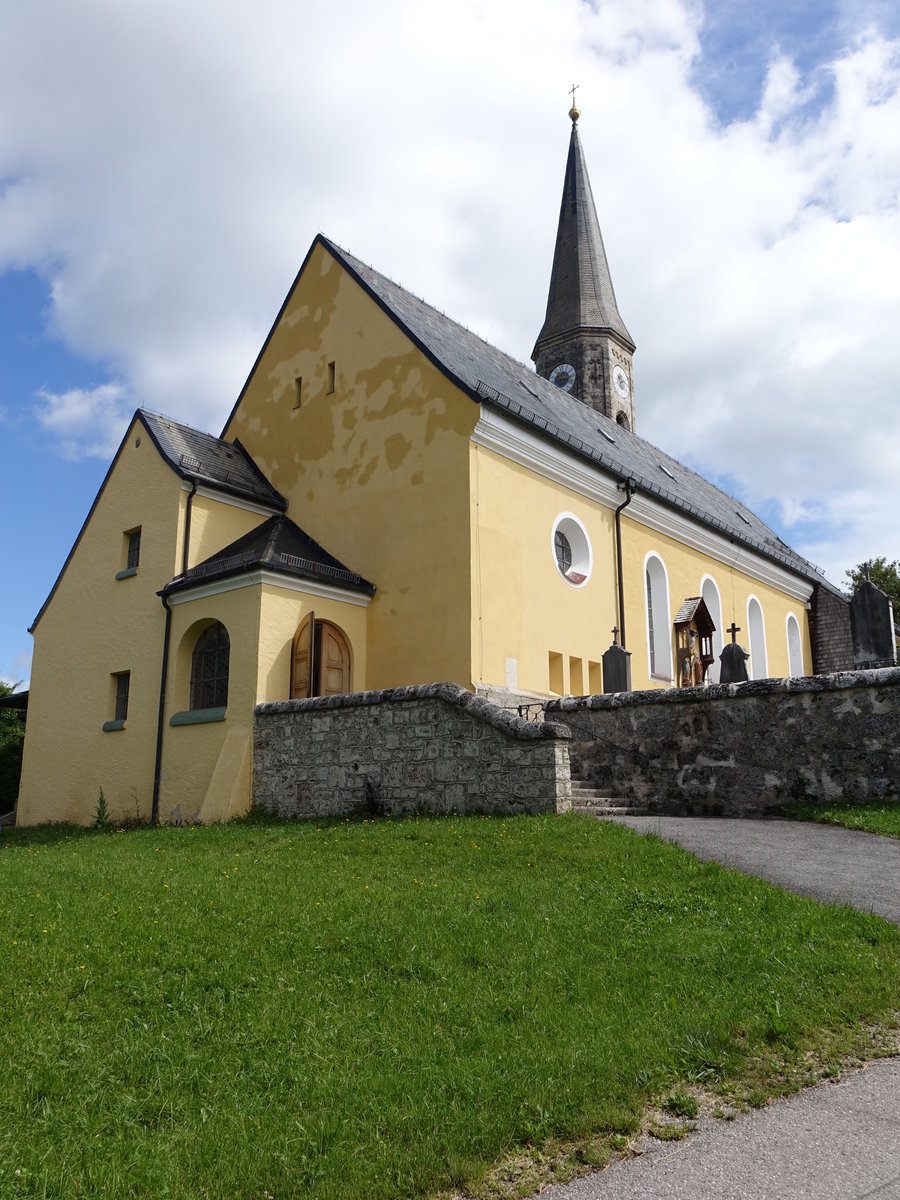 Neukirchen, St. Dionysius Kirche, Wandpfeilersaalkirche, sptgotischer Bau von 1470, 1773 barockisiert, Turmoberbau von 1909 bis 1911 (03.07.2016)