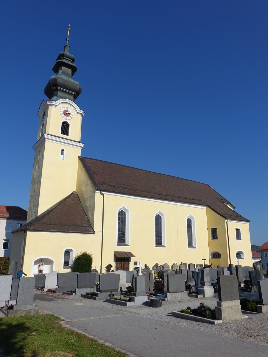 Neukirchen vorm Wald, kath. Pfarrkirche St. Martin, Saalkirche mit eingezogener Polygonalapsis, erbaut bis 1724 durch Gregor Slzl (22.10.2018)