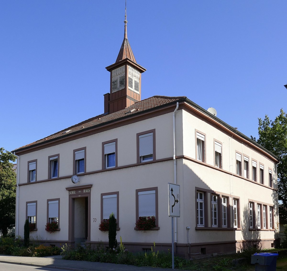 Neumhl, die Alte Schule, erbaut 1873, Aug.2020