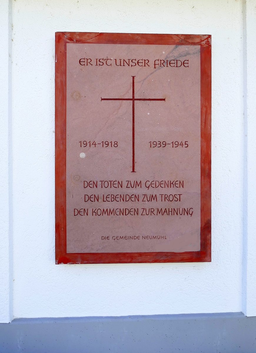 Neumhl, Gedenktafel an der Auenmauer der evangelischen Kirche, erinnert an die Gefallenen der beiden Weltkriege, Aug.2020
