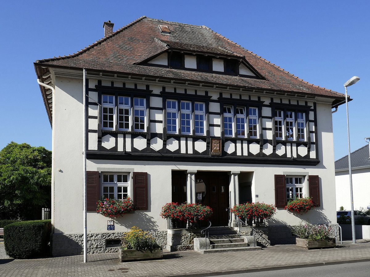 Neumühl, Stadtteil von Kehl, das Rathaus der ca. 1400 Einwohner zählenden Gemeinde in der Ortenau, Aug.2020