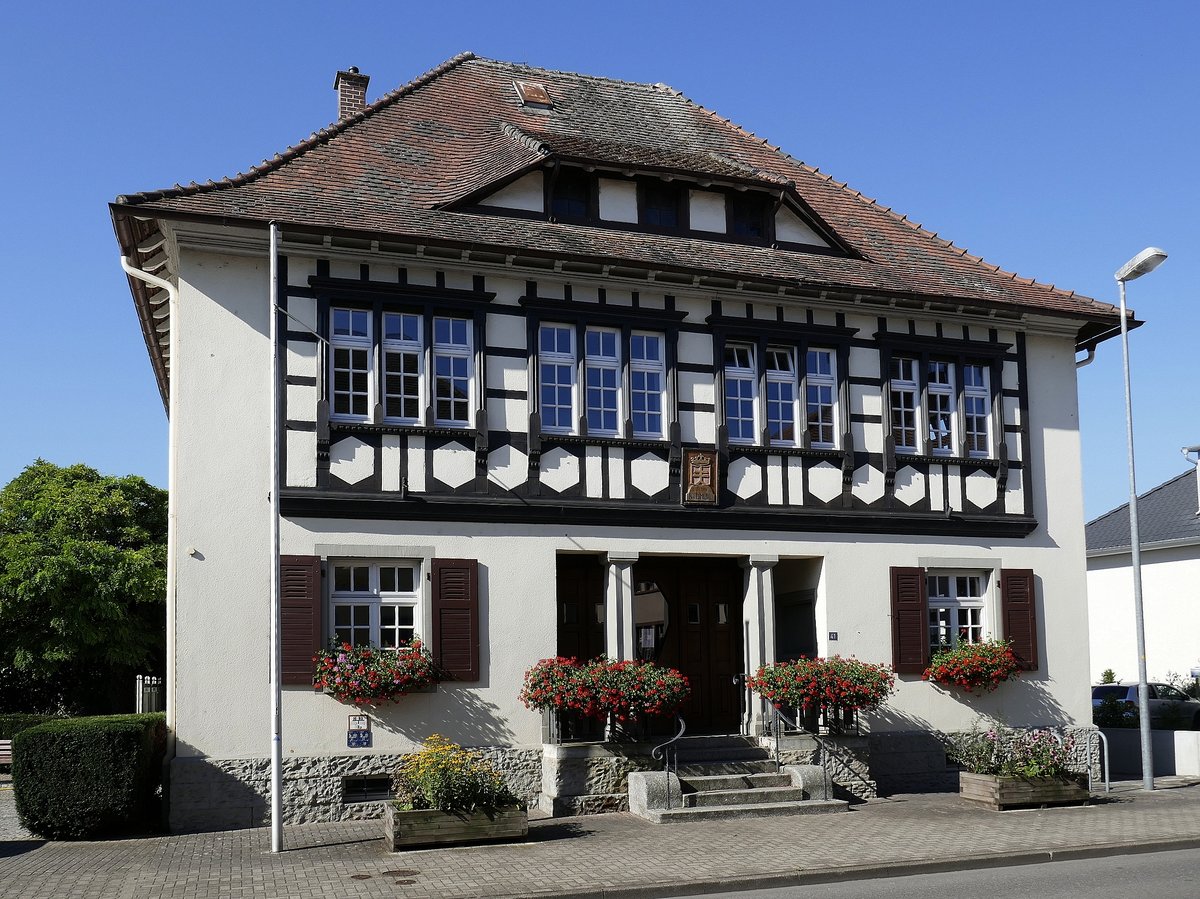 Neumhl, Stadtteil von Kehl, das Rathaus der ca. 1400 Einwohner zhlenden Gemeinde in der Ortenau, Aug.2020