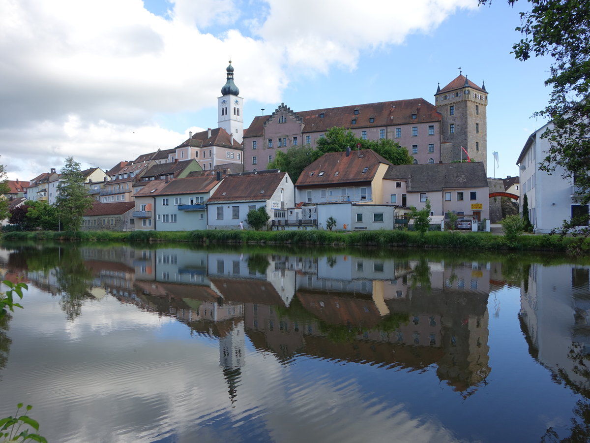 Neunburg vorm Wald, Ausblick auf das alte und neue Schloss und die Stadtpfarrkirche St. Josef (02.06.2017)