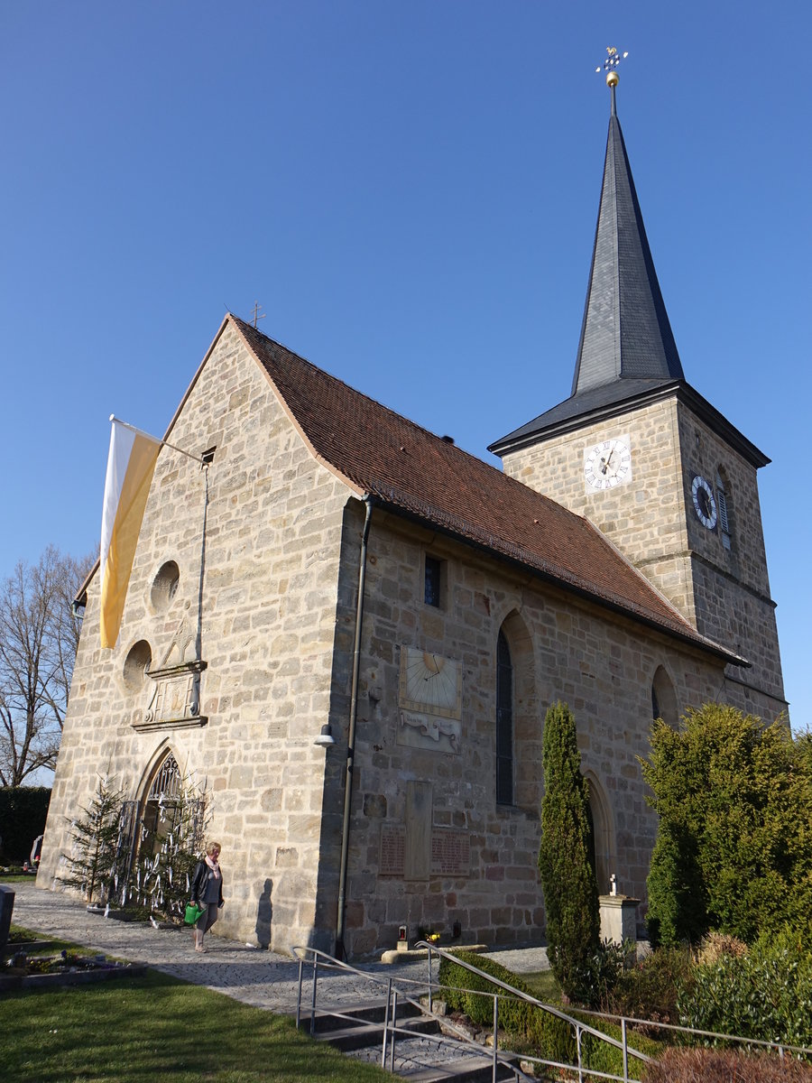 Neundorf, Katholische Pfarrkirche Mari Geburt, Chorturmkirche, erbaut im 14. Jahrhundert (08.04.2018)