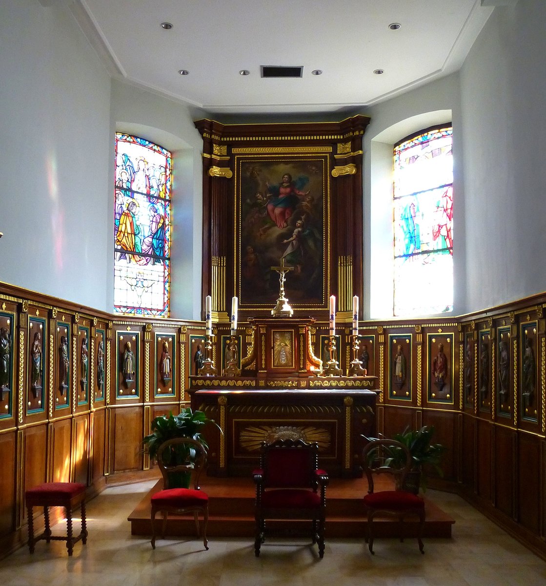 Neunkirch, der Chorraum mit Altar in der Muttergottes-Kirche, Sept.2016