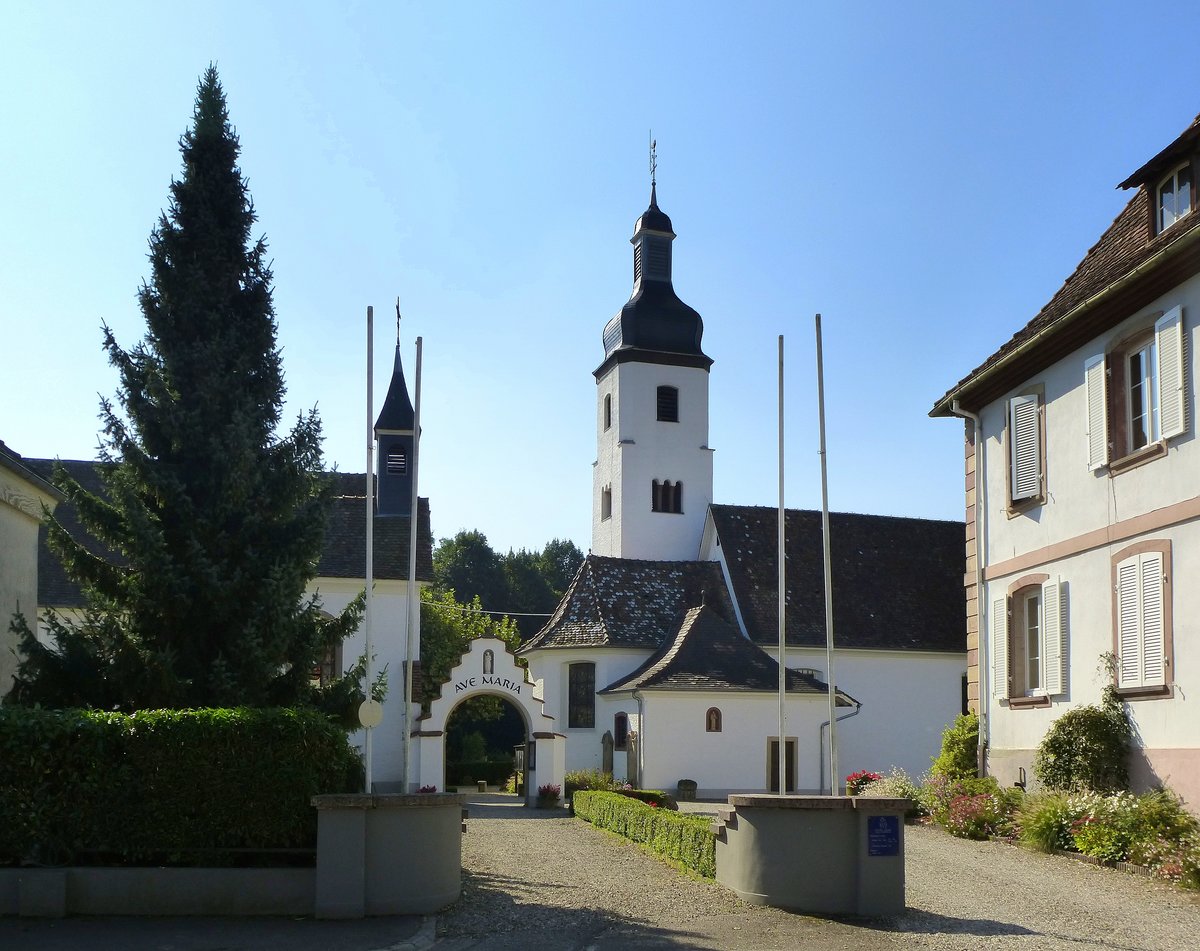 Neunkirch, Einfahrt von der Hauptstrae zum Wallfahrtsort mit der Muttergottes-Kirche, Sept.2016