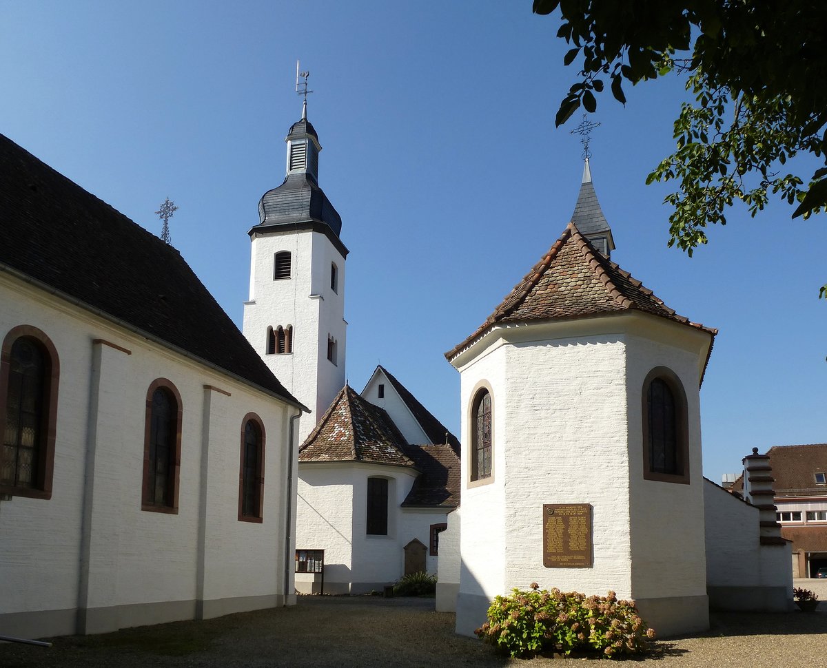 Neunkirch, der kleine Ortsteil von Friesenheim im Elsa ist ein bekannter Wallfahrtsort mit drei Kirchen, links die St.Anna-Kirche von 1891, dahinter die Muttergottes-Kirche von 1752, rechts die Nothelferkapelle von 1879, Sept.2016
