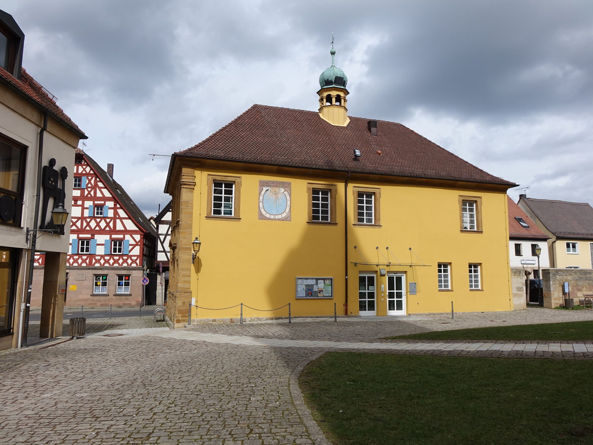 Neunkirchen am Brand, Rathaus am inneren Markt, Zweigeschossiger massiver Walmdachbau, erbaut 1718 (27.03.2016)