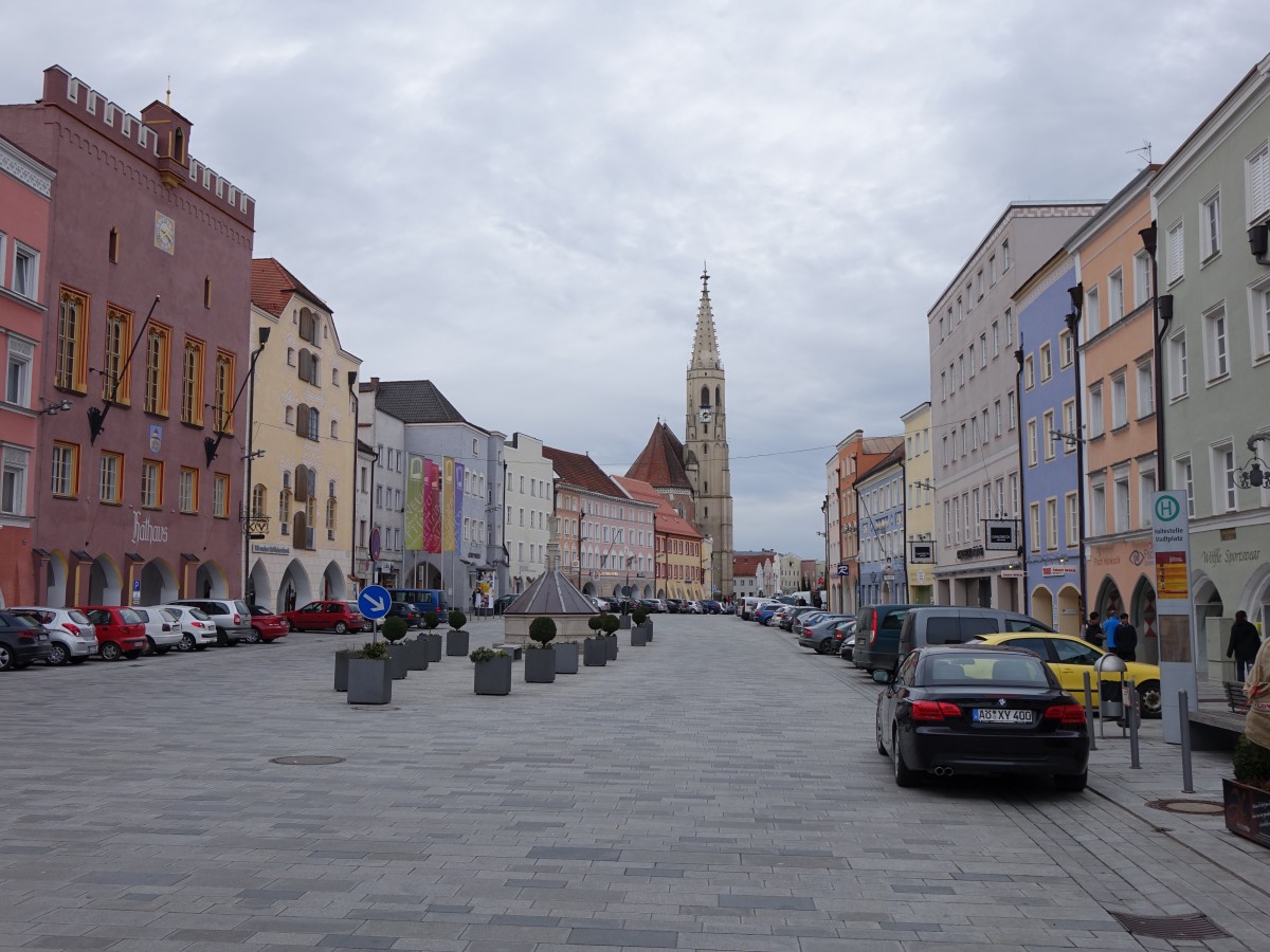 Neutting, Ludwigstrae mit Rathaus (links) und Stadtkirche St. Nikolaus (14.02.2016)