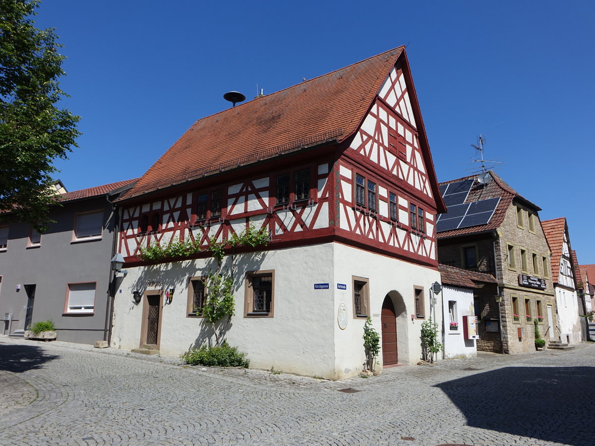 Neuses am Berg, altes Rathaus in der Kirchgasse, zweigeschossiger giebelstndiger Satteldachbau mit Fachwerkobergeschoss, erbaut 1576 (27.05.2017)