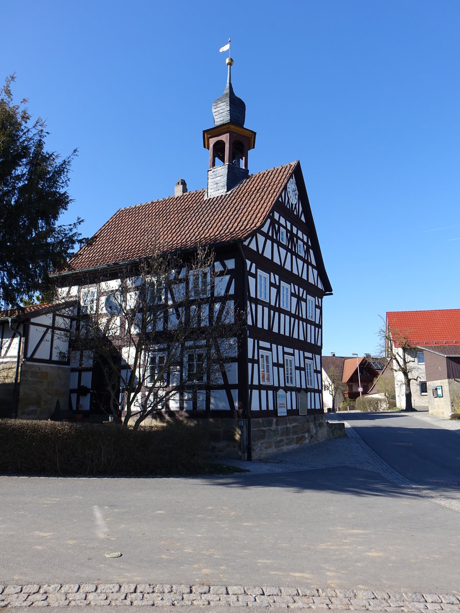 Neuses an den Eichen, Fachwerk Rathaus, Satteldachbau, erste Hlfte 18. Jahrhundert (07.04.2018)