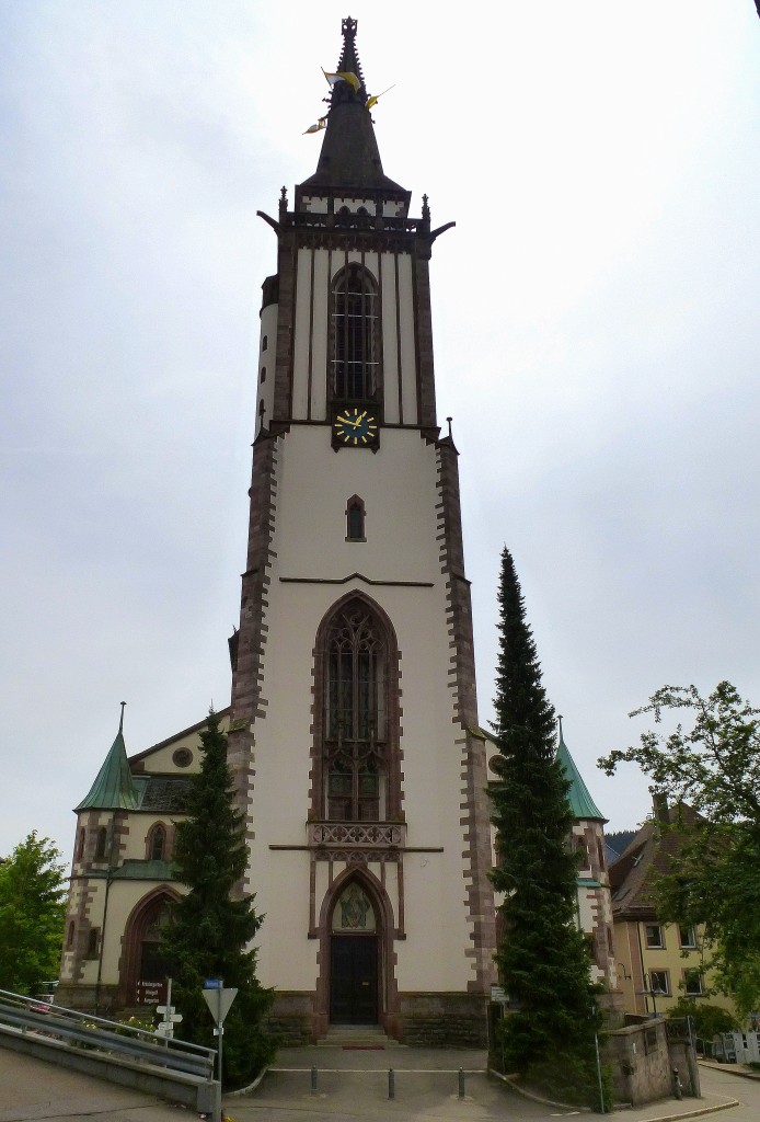 Neustadt, der 68m hohe Turm des St.Jakobusmünsters mit dem Hauptportal, Juli 2015