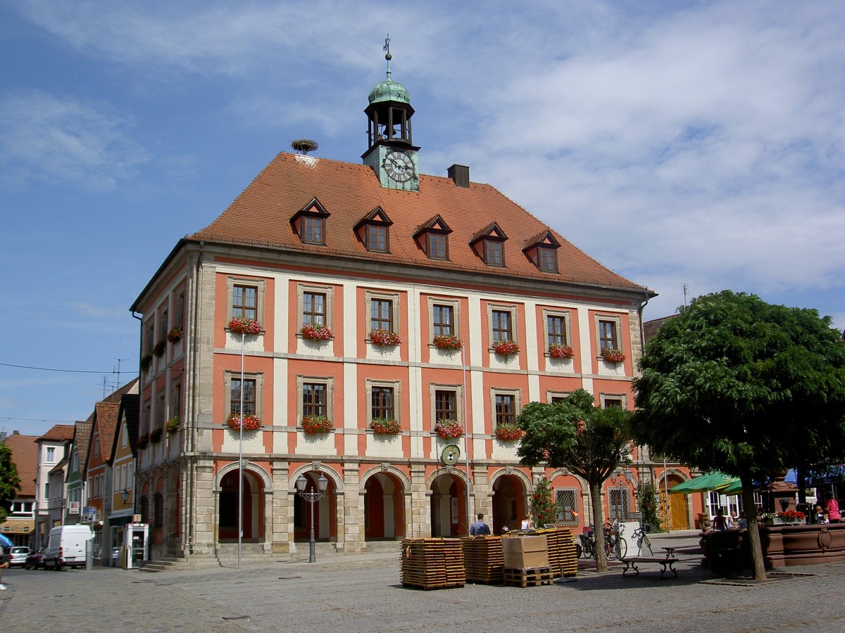 Neustadt a. d. Aisch, Rathaus, dreigeschossiges Eckhaus mit Walmdach, erbaut von 1711 bis 1715 durch Johann Georg Kannhuser, Wiederaufbau nach Brand von 1949 bis 1951 (10.08.2014)